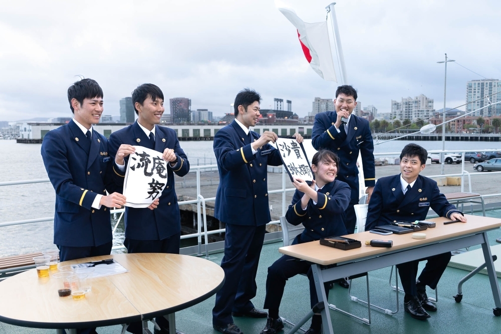 船内のレセプションでのゲスト交流