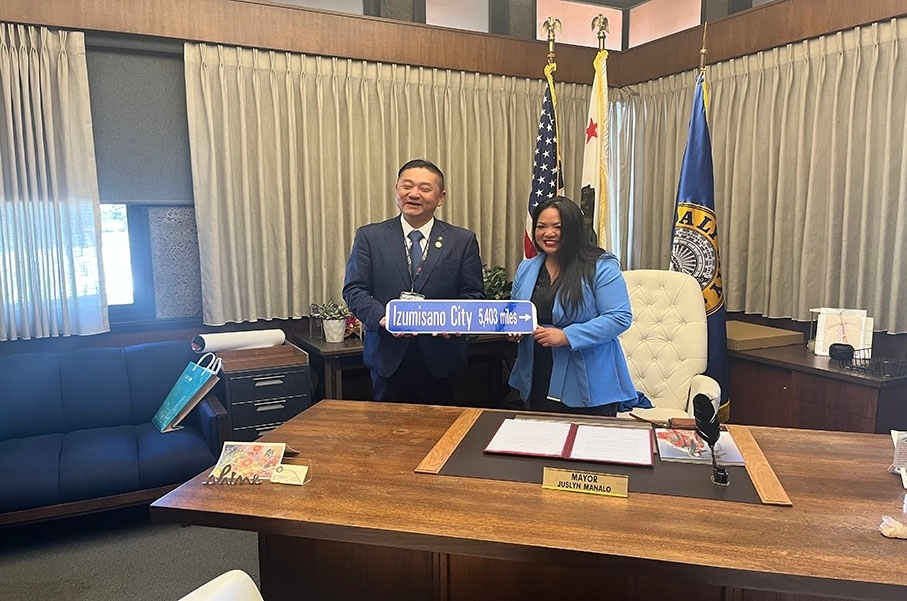 Mayor Chiyomatsu of Izumisano visited Daly City and signed a sister city agreement