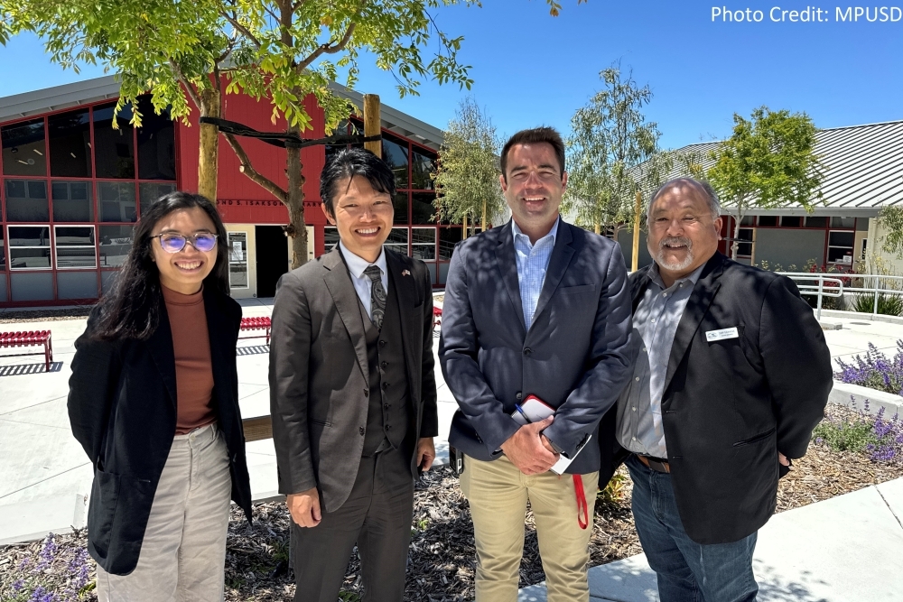 当館職員とモントレー・ペニンスラ統一学区(MPUSD)教育委員会委員ジェフ・ウチダ市(右)およびレランド・ハンセン校長(右から2番目)