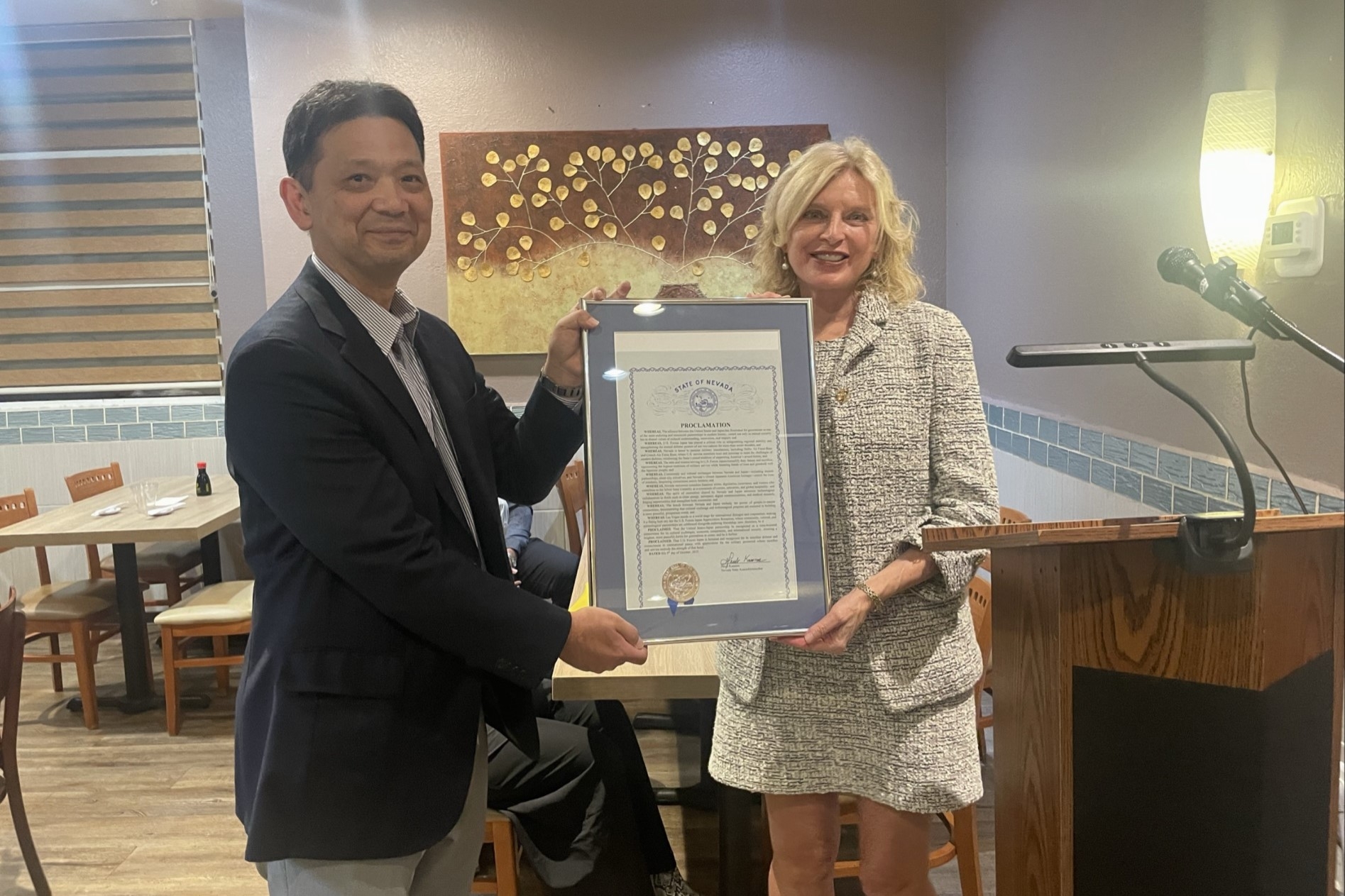 ハイディ・ネバダ州議会議員から総領事へ日米の連携を示す文書を手交