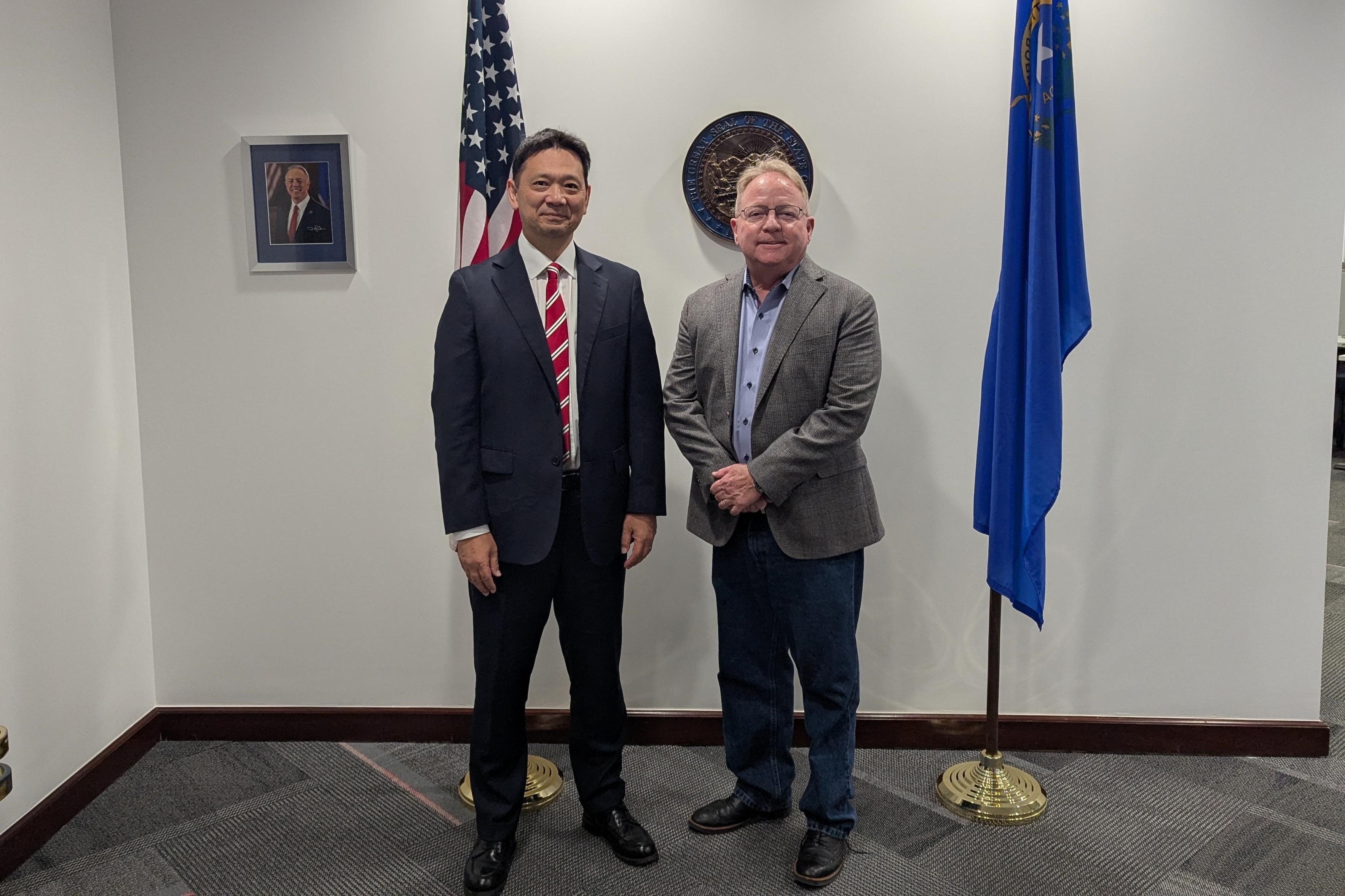 総領事とバーンズ・州知事経済開発局長 