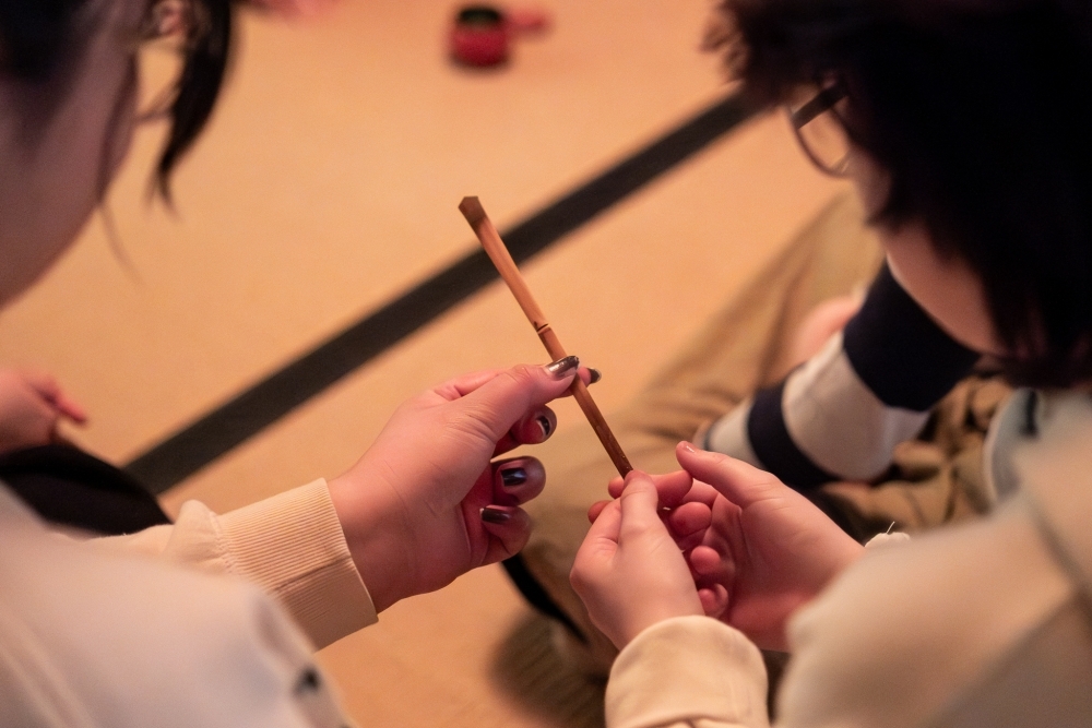 茶器の説明を受ける様子