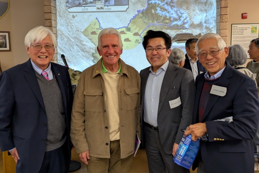 グループ写真(ジム・コスタ下院議員とラリー・オダJACL会長)