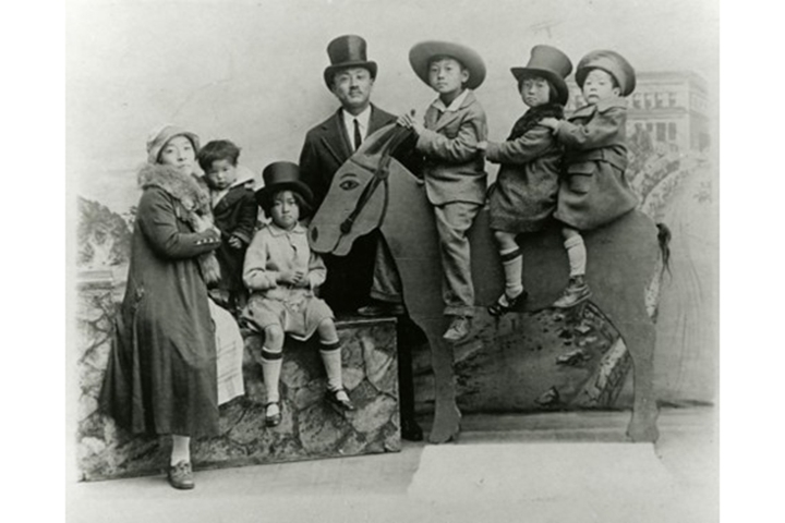 サンフランシスコ市ストロ・バス(公共プール施設)の写真スタジオでポーズをとる家族(おそらく1920年代)