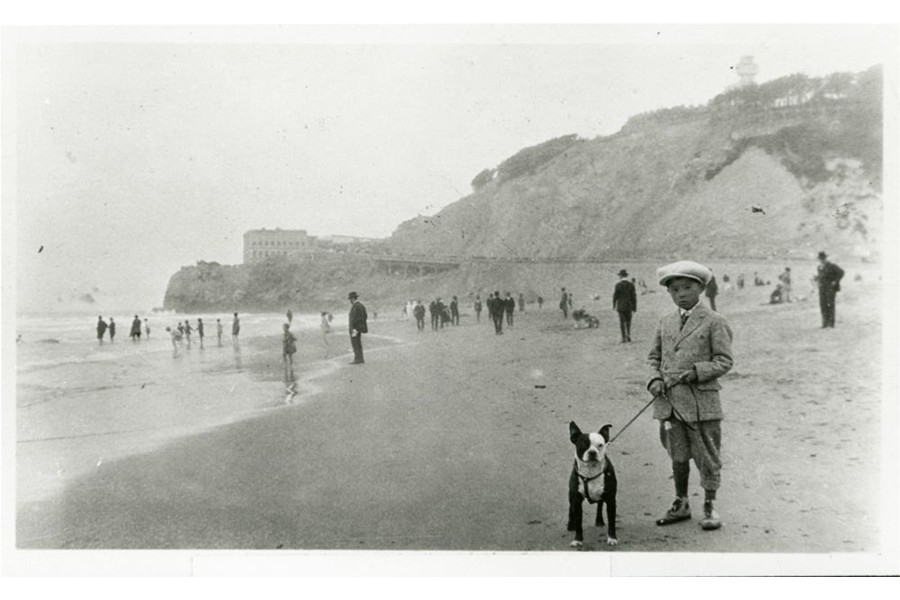 サンフランシスコのオーシャン・ビーチで犬の散歩をするカズオ(1927年)